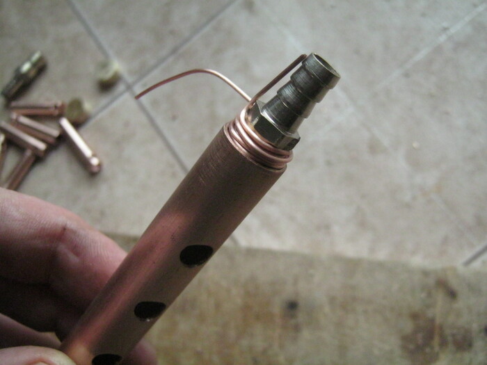 Фото 17. Уплотнение штуцера. Все зазоры между деталями должны быть весьма невелики, чтобы при пайке задействовать капиллярные силы затягивающие расплавленный припой внутрь.
