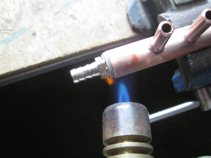 Фото 20. Работу зафиксировал в настольных тисках и последовательно прогревая небольшим пламенем ручной инжекционной горелки спаял.