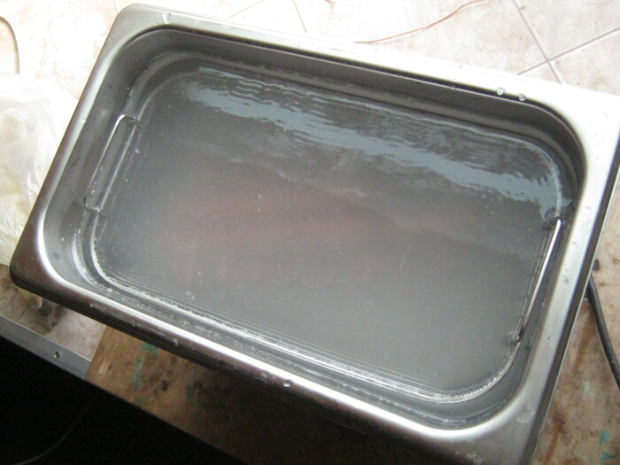 Фото 22. Сразу после остывания железок – отмывка остатков кислотного флюса. Задействовал имеющуюся в хозяйстве ультразвуковую мойку.