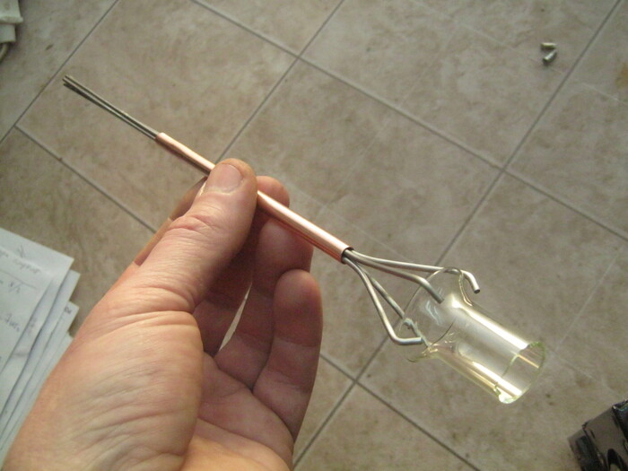 Фото 9. Сложил две спаянные пары крючков и вставил в трубку-ручку. Попробовал схватить стекляшку за воронку – ба! Работает и неплохо!