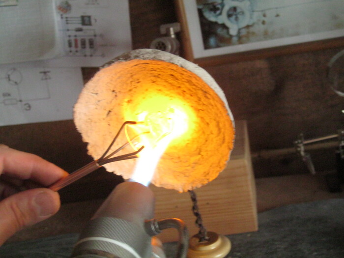 Фото 10. Разжег большую настольную «пушку», постепенно разогрел короткую стекляшку с юбочкой в зажиме и внес в самую горячую часть факела.