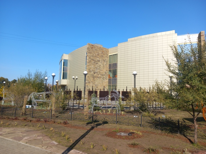 Боковой газон Республиканского музея Хакасии.