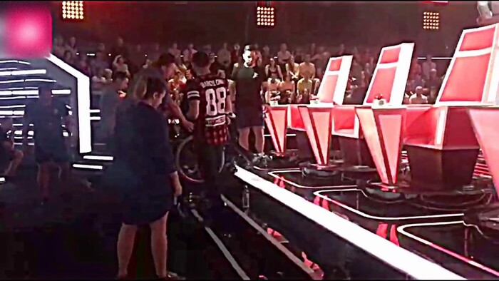 Градского вывозят на инвалидном кресле на съемки шоу "Голос"