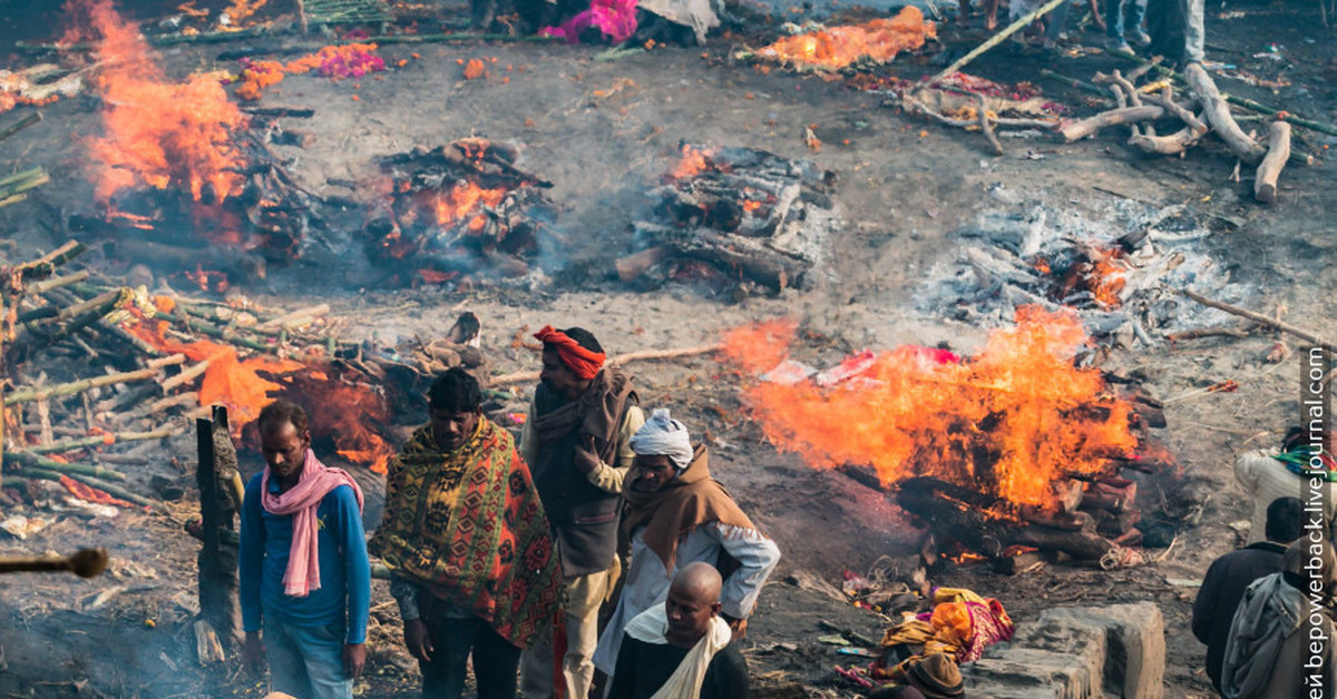 Кремирование церковь. Ритуал кремации в Индии в Варанаси. Варанаси Индия сжигание.