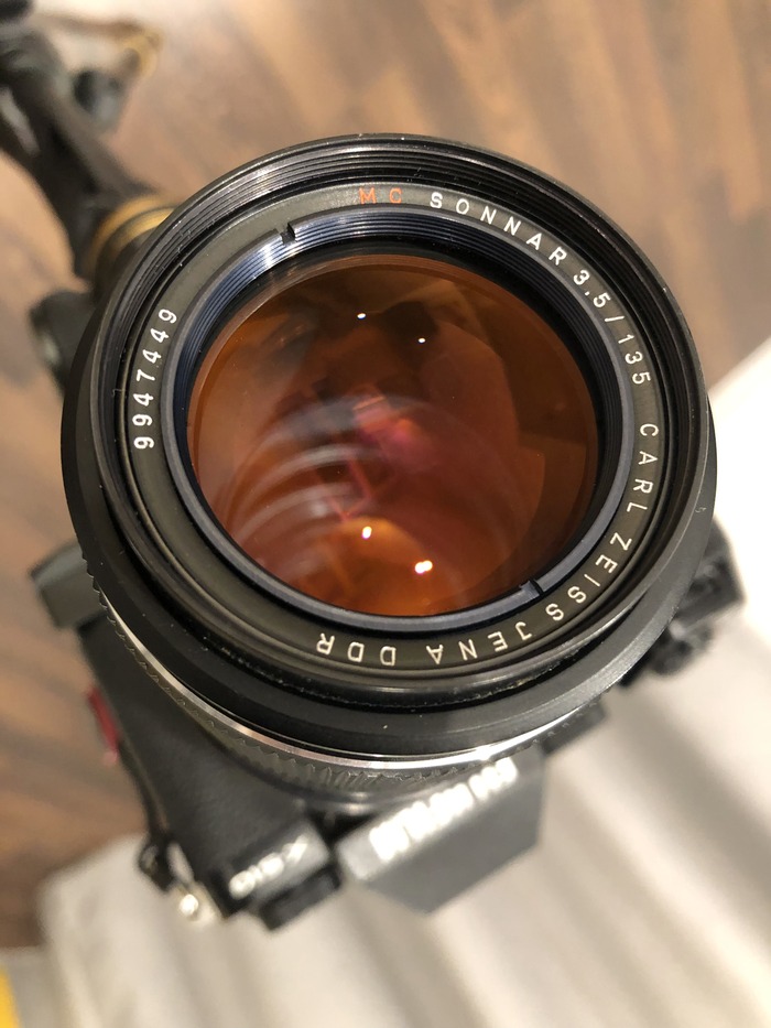 Рубиновое просветление на линзе CARL ZEISS JENA Red MC Sonnar 135mm f3.5