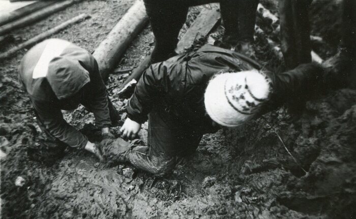 Если честно, то нам откровенно не повезло - после дождей склон сильно размок и подняться по нему, особенно девчонкам, было очень трудно. Некоторых практически на руках выносили.