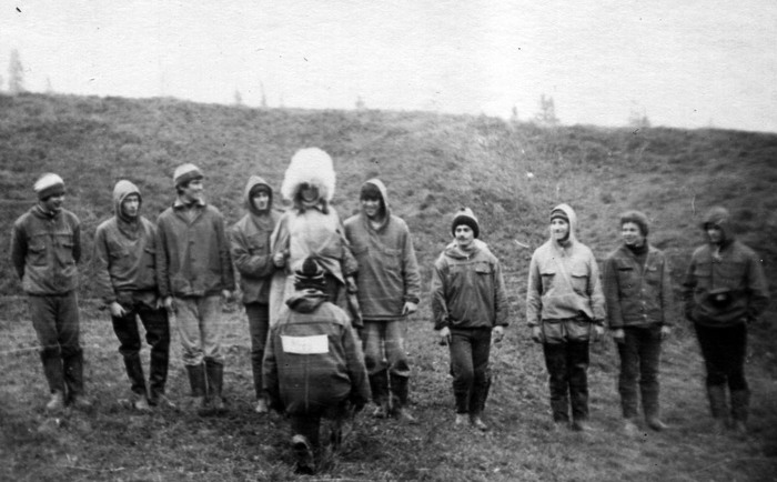 Царица в папахе принимает доклад от встречающих о прибытии новых кандидатов в геологи