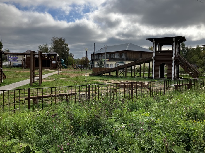 Возле универмага неплохая детская площадка