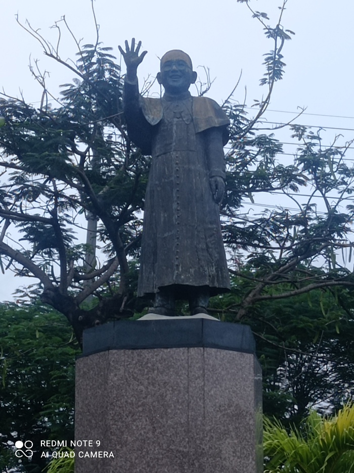 Возле этого веселого человека оказалось небезопасно