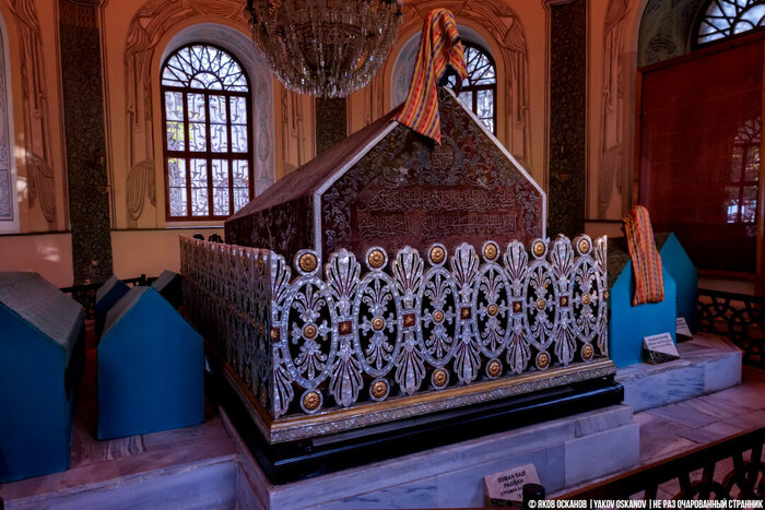 Саркофаг Османа Гази, на табличке подпись – "падишах"