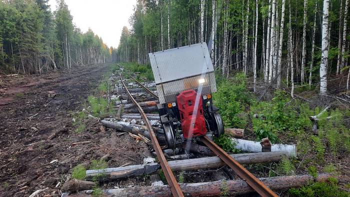 Дрезина в глуши Кировской тайги. Фото предоставлено Максом