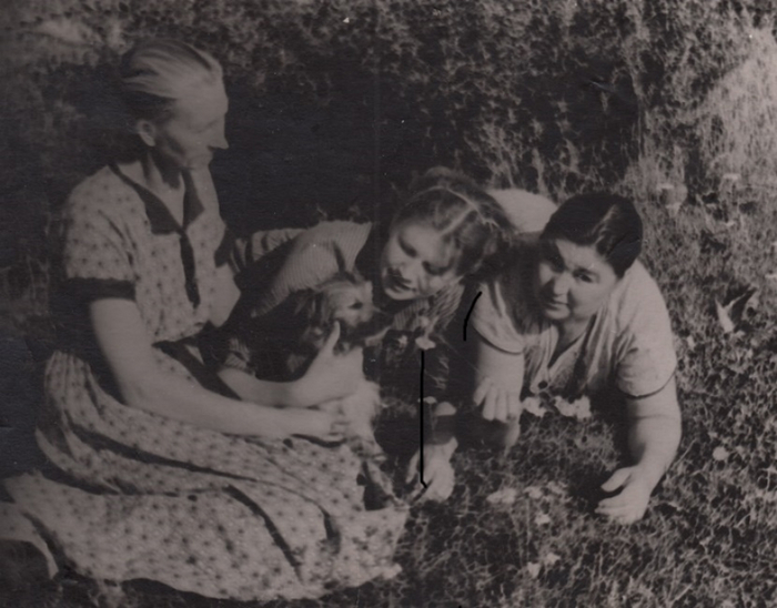 Рис. 4. Моя мать (слева), далее сестра Надежда и тёща. Жена фотографировала. Я на работе. Фото из личного архива