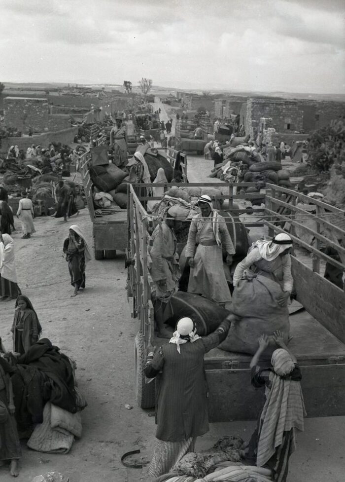 International forces overseeing the expulsion of Palestinians from Iraq al-Manshiyya, near todays Kiryat Gat, in March, 1949. (Credit: Collection of Benno Rothenberg/Israel State Archives)
( Iraq -   ,   )