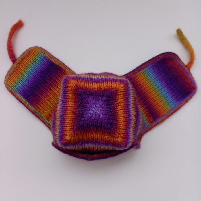 Долго думала как закрыть макушку и остановилась на таком способе, на пять клиньев было бы ещё интересней)