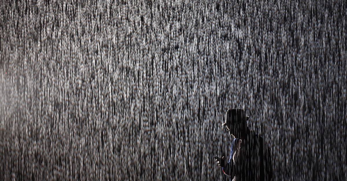 Дождь стеной песня. Человек под дождем. Ливень стеной. Дождь стеной. Стена из дождя.