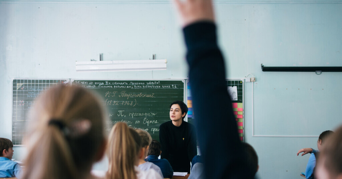приходит новый учитель в класс. дианна агрон малавита 18. Class. полу нельсон райан. полу-нельсон фильм 2006.