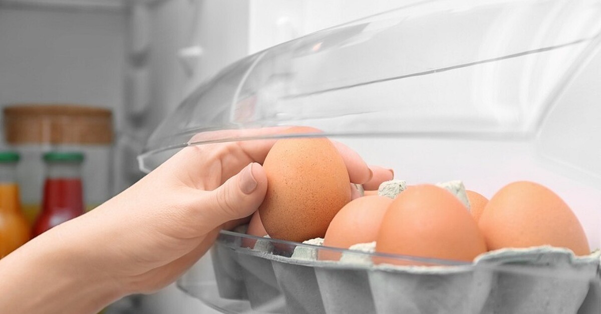 Почему в холодильнике сыро. Яйца в холодильнике. Яйца на дверце холодильника. Хранение яиц в холодильнике. Хранение яиц в холодильнике на дверце.
