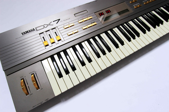 Yamaha DX7:             80- .      ,        ,   A-ha  Whitney Houston.