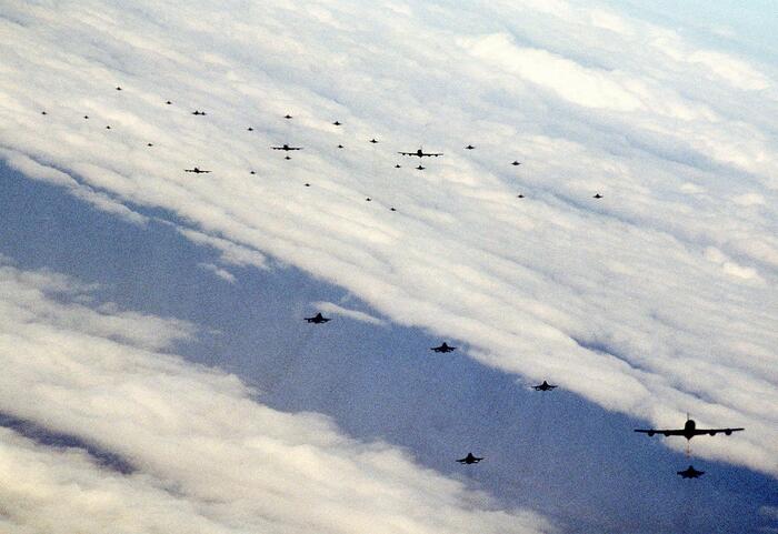 F-16C ������-��������� ��� ��� ���� ����� ������� ��� ���������� �� KC-135 Stratotanker.