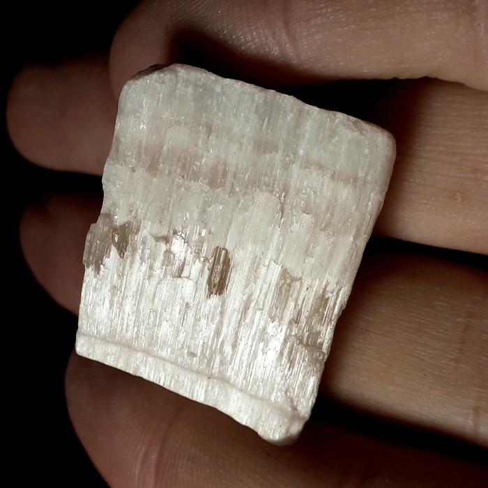 Селенит. Параллельно-игольчатая разновидность гипса. Обычно просвечивает на 20мм бледно-оранжевым цветом. В галтовке имеет оптический эффект "кошачий глаз" т.е. как "лунные дорожки на водной ряби" под определённым ракурсом.