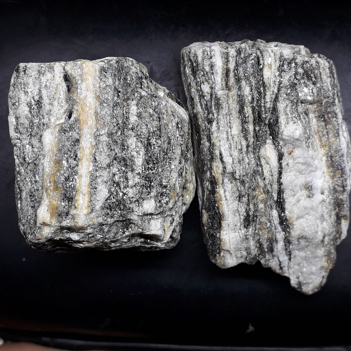 Неизвестная слоистая порода.