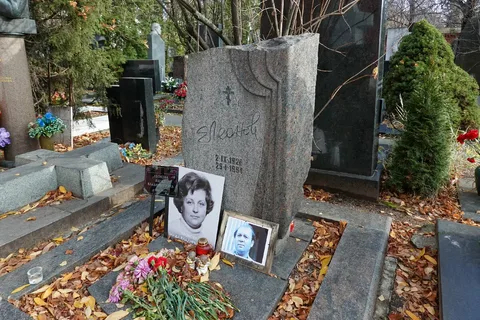 Памятник на могиле Евгения Леонова