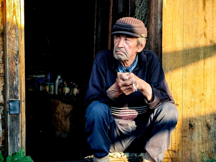 Встретили дедушку - он работает на рубке леса