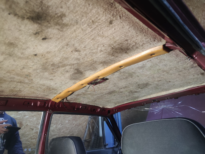 Потолок натяжной из винила, как в старые -добрые времена.