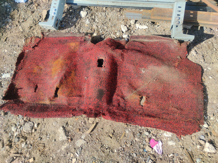 Специалисты поговаривают, что данный коврик являлся редким ковровым покрытием в Жигулях...