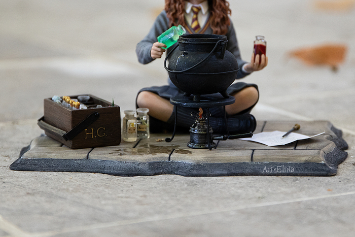 И, конечно, внимание деталям, огню, мокрому пятну на плитке пола. Видимо, все-таки булькнуло сильно и рука слегка дрогнула у нее, чуть-чуть потекло по котлу, подставке и капнуло на пол)))