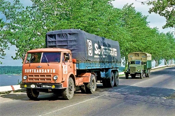 На раннем этапе становления «Совтрансавто» фирменным считался и красный цвет.