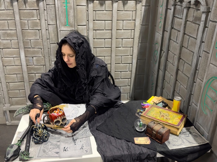 Наш культист-тамада, готовится к приходу адептов, чтобы вести интерактивы