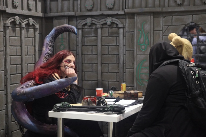 К Глав.Культа пришли самые верные адепты, которые следят за стендом с самого начала. Она в восторге.