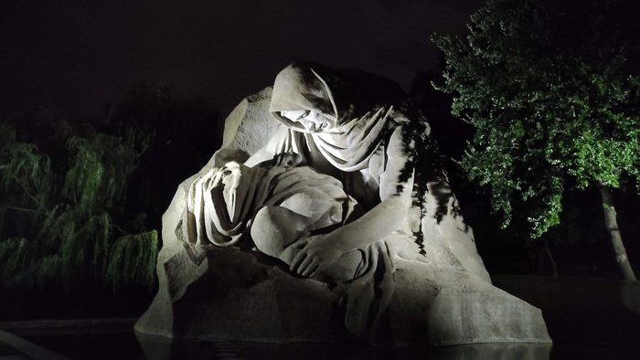 как по мне, именно "Скорбящая мать" является сильнейшим памятником композиции