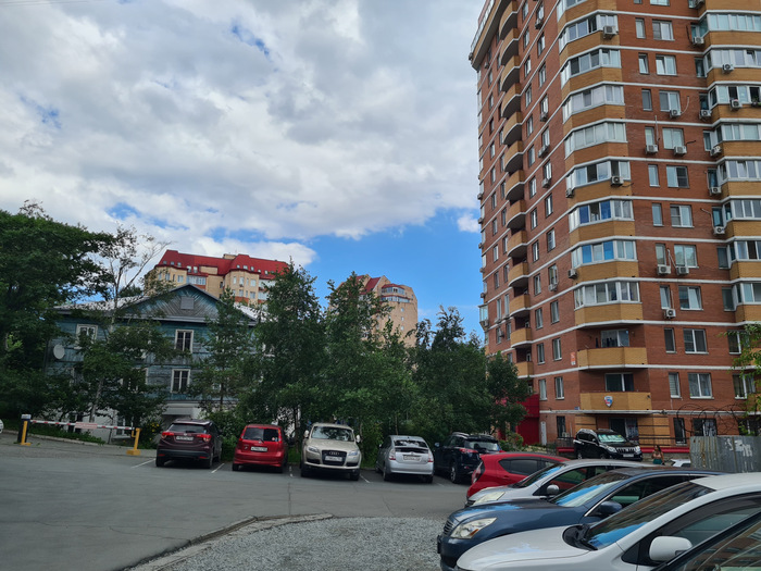 Обожаю сочетания древних разваленных халуп и новостроев-свечек. В Хабаровске в центре таких сочетаний — вовсе море.