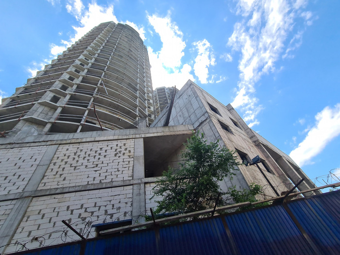 Напротив предыдущего фото. Близнецы-недострой.