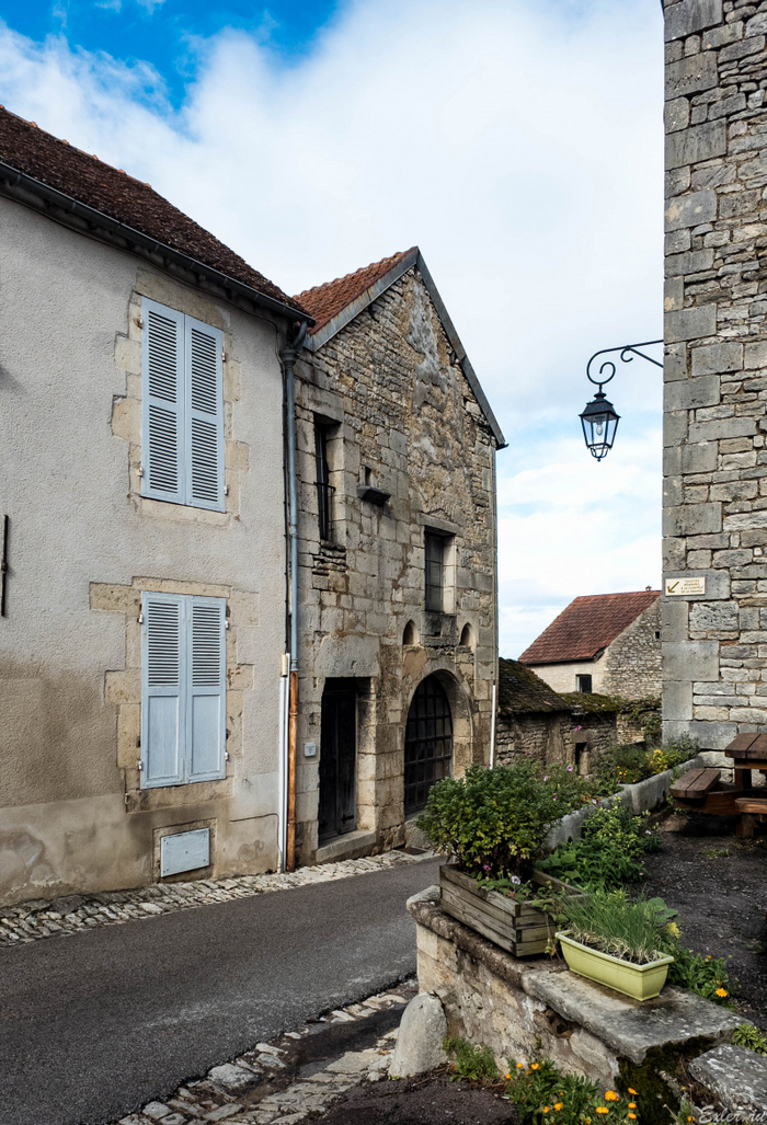 Тот самый дом, в котором снимался фильм "Шоколад" с Джонни Деппом и Джульет Бинош. В прошлом году он был выставлен на продажу, и его в результате купили какие-то голландцы. Кстати, немало домов в городке принадлежит швейцарцам.