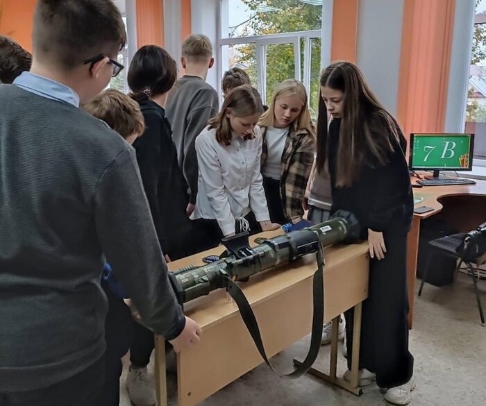 Как следует из официальной информации о мероприятии, Александр Расправин «рассказал ребятам о бытовых условиях на фронте и о том, как нужна и важна поддержка простых людей. Похвастался военнослужащий и особыми заслугами: рассказал, как вывел из плена 16