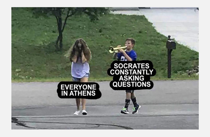 Надпись слева: «Каждый в Афинах». Справа: «Сократ, постоянно задающий вопросы».