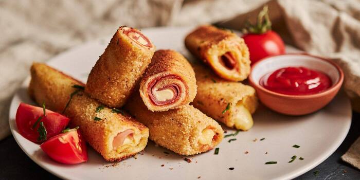 Рулетики из хлеба с ветчиной