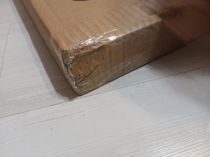 Коробка с угла мятенькая