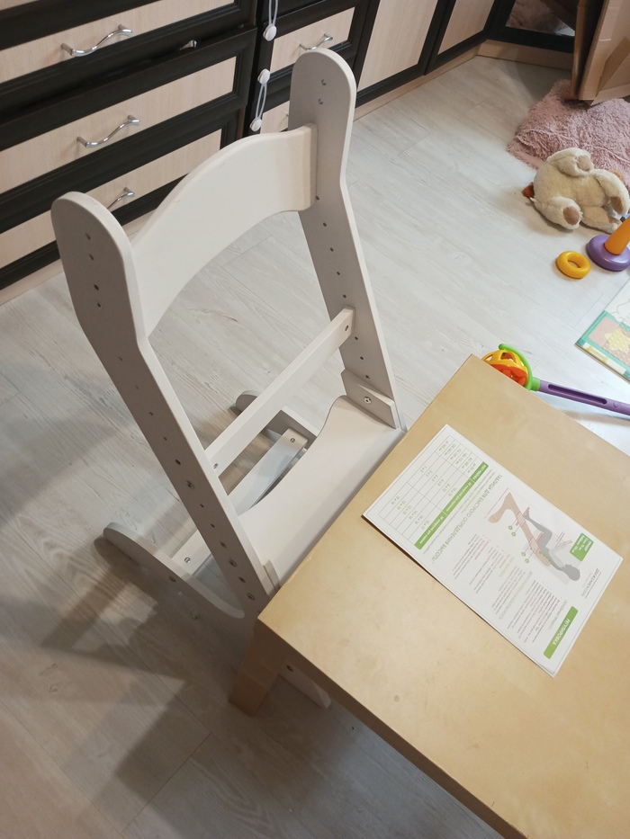 Стульчик во временной сборке, пока папа не сделает более широкую планку под спину