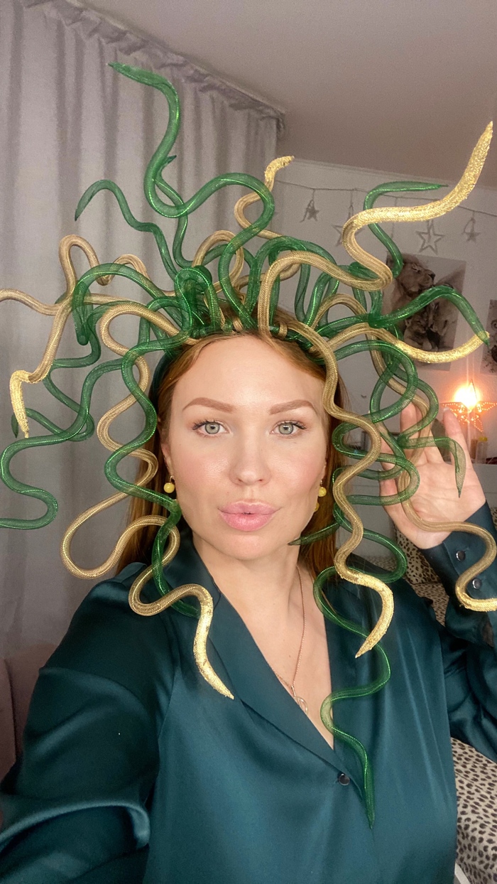 Корона-волосы-змеи :)