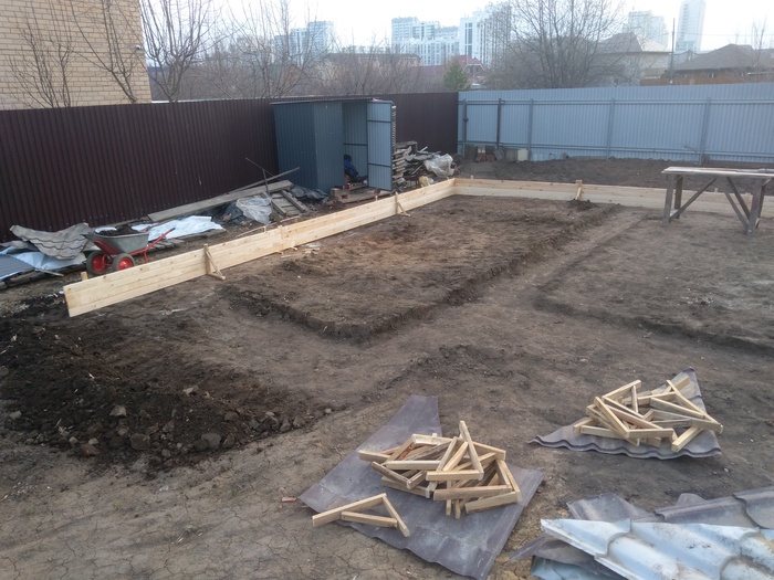 Сварил подсобку для инструмента из профильной трубы и 