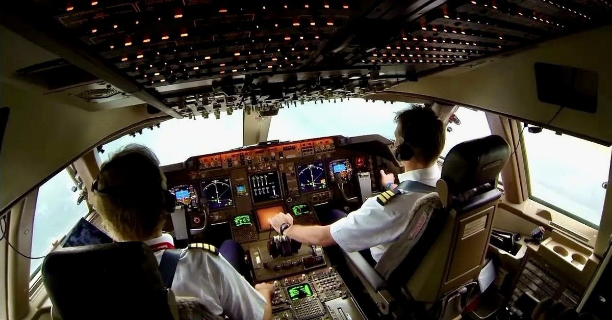 Самолет через. Боинг 747 400 кабина пилота. Boeing 747 кабина. Кабина самолёта Боинг 747. Боинг 747 кабина пилотов.