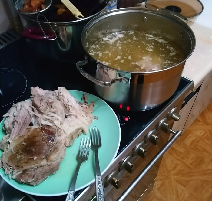 18 часов, достаём мясо, пусть остывает, добавляем в "бульон" перцы (по паре штук), лавровый лист (1 листик) - пока мясо остывает специи в "бульоне" раскроются. Так-же солим, я не ем много соли, поэтому добавляю столовую ложку соли.