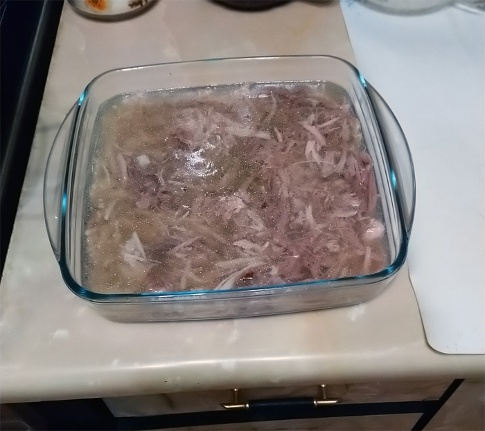 Заливаем "бульон" в формы через ситечко, перемешиваем всё содержимое вилками - чтобы равномерно размешать мясо и чеснок.