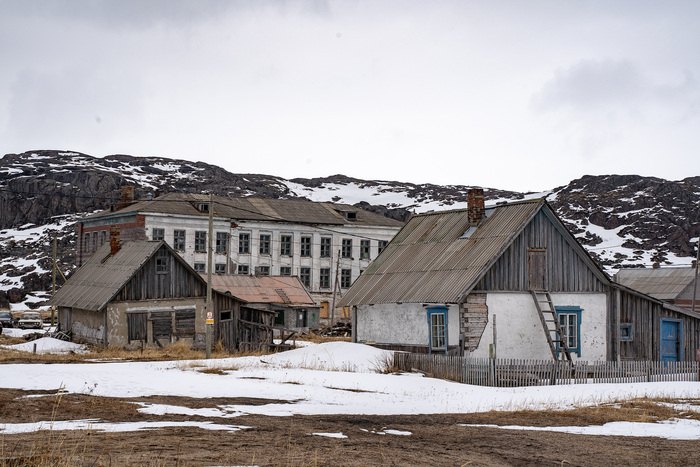 На дальнем плане здание заброшенной школы