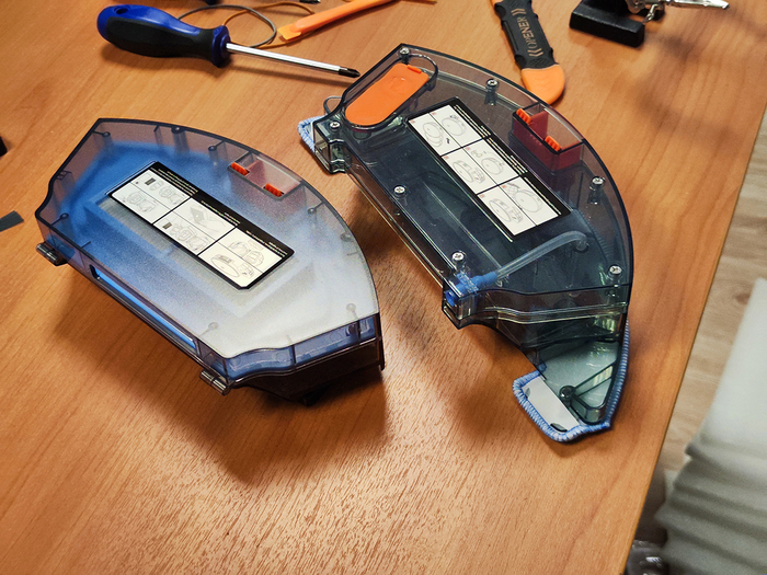 Баки пылесоса Кейсгуру: слева – для пыли, справа – для воды