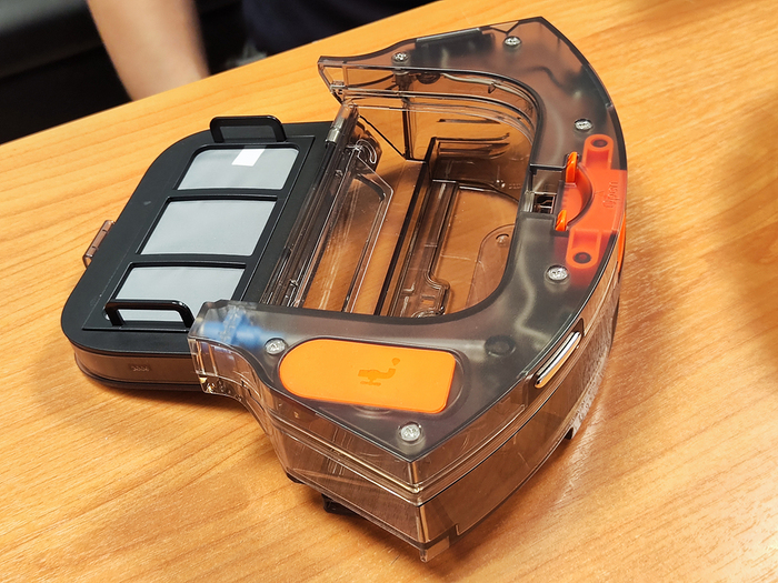 У китайского пылесоса только один комбинированный бак: центральная часть предназначена для пыли, а по краю проходит резервуар для воды